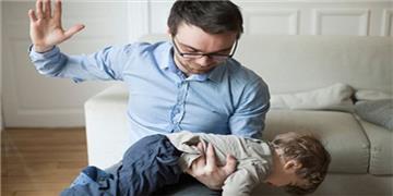 Cha mẹ đánh con - coi chừng bị phạt!
