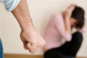 Công chức, viên chức “đánh vợ” có thể bị đuổi việc