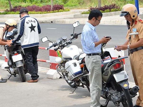 CSGT “vòi tiền” người vi phạm bị buộc thôi việc