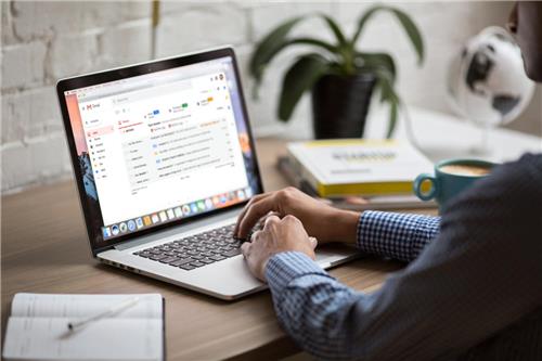 Được thông báo tìm kiếm việc làm qua email để nhận trợ cấp thất nghiệp