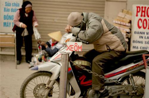 Xe ôm, người bán hàng rong, vé số được hỗ trợ 1 triệu đồng/tháng