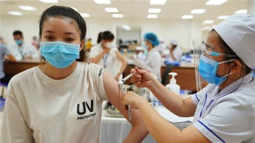Tiêm mũi 2 vắc xin Covid-19 muộn, có bị sao không?
